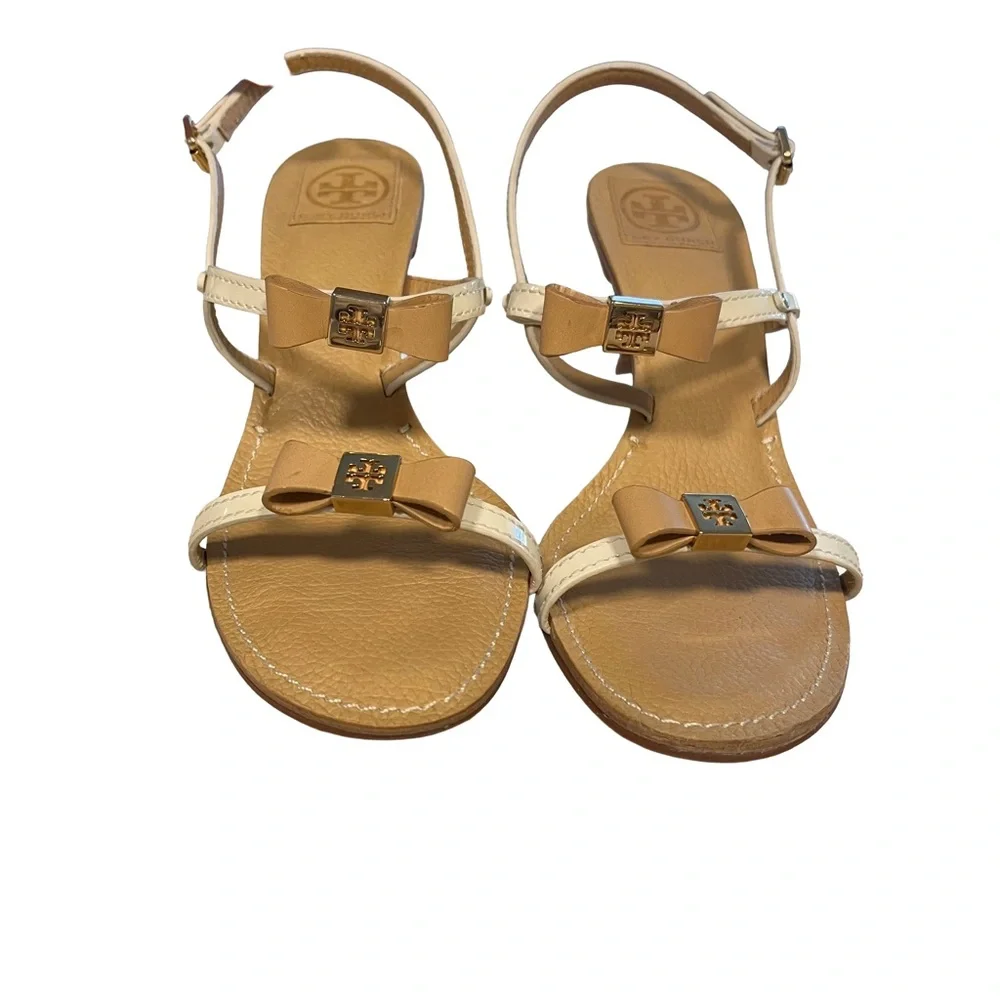 Tory Burch Kailey Cream / Tan Bow Sz 10 Patent Leather Kitten Heel Sandal EUC